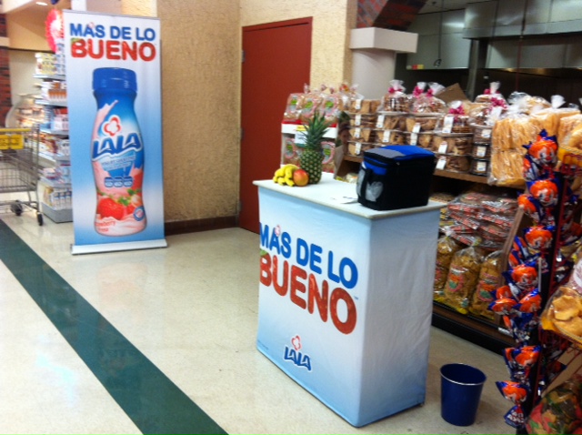 Lala brand promotional setup with 'Mas de lo Bueno' campaign in retail environment